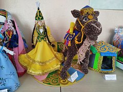 В Самойловской школе прошла выставка-конкурс поделок, посвященная Году единства народов России