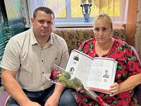 Глава Святославского МО вручил 41 том Книги Памяти Саратовской области матери погибшего участника СВО
