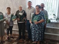 Глава поселения передал Книги Памяти