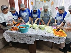 «Серебряные» волонтеры из Самойловки заквасили капусту для бойцов