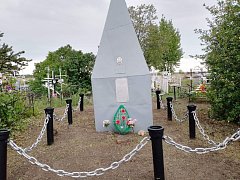 Школьники навели порядок на братской могиле