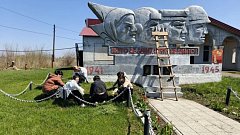 «Первые» привели в порядок памятник участникам Великой Отечественной войны