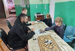 В турнире по шашкам дети соревновались с отцами