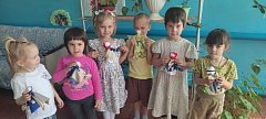 Дети мастерили куклы-обереги