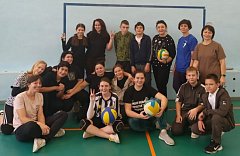 На волейбольной площадке соревновались мамы и дочки