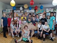 В Святославской библиотеке «прошел показ» вечерних платьев из газет