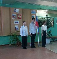Флаг России подняли отличники школы