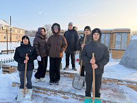 Участники «Снежного десанта» расчистили памятник участникам войны