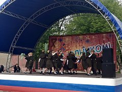 "Победный май": на Красной площади Самойловки прошел праздничный концерт