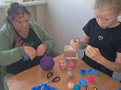 Полоцкие школьники изготовили открытки ко Дню пожилых людей