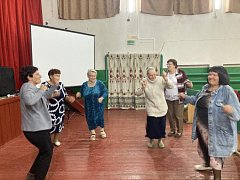 Посиделки «Душою молодые всегда» прошли в Еловатском Доме культуры