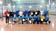 В честь Дня Конституции в спорткомплексе "Молодежный" прошел волейбольный турнир среди мужчин