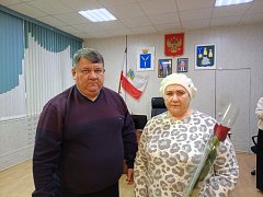 Глава района Михаил Мельников вручил памятные знаки «Семье погибшего защитника Отечества»