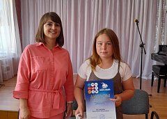Анастасия Беспалова из Залесянки стала победителем в межрайонном конкурсе "Моя счастливая семья"