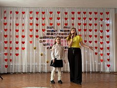 «Две звезды, одно сердце»: в Самойловской школе прошел праздничный конкурс ко Дню матери
