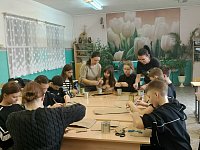 Школьники во время каникул работали над окопными свечами