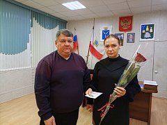 Глава района Михаил Мельников вручил памятные знаки «Семье погибшего защитника Отечества»