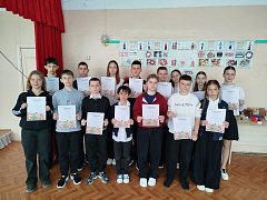 В Самойловской школе прошла выставка-конкурс поделок, посвященная Году единства народов России