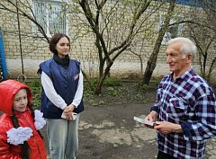 Молодогвардейцы поздравили ветеранов муниципальной службы