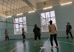 На волейбольной площадке соревновались мамы и дочки