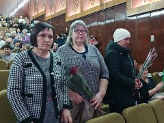 Цветы и песни в праздничный день – для женщин!