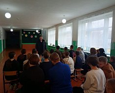 Дорожные полицейские в рамках социально значимой акции «Засветись!» продолжают проведение профилактических мероприятий со школьниками Самойловского района