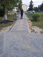 В поселке Краснознаменском в парке завершены работы по укладке брусчатки