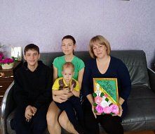 Работники культуры п. Краснознаменского поздравили многодетные семьи