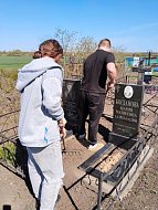 Школьники и учителя убрали территорию у памятного креста