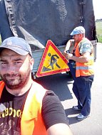 Коллектив фермерского хозяйства в с. Красавке провел ямочный ремонт автодороги