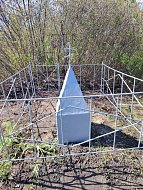 Школьники и учителя убрали территорию у памятного креста