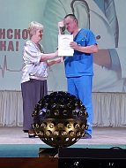 Поздравления принимали медицинские работники