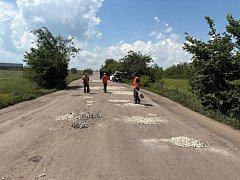 Коллектив фермерского хозяйства в с. Красавке провел ямочный ремонт автодороги