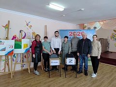 Учащиеся ДШИ с. Святославки нарисовали рисунки для бойцов