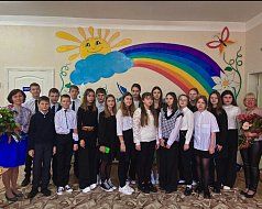 Учащиеся Самойловской средней школы поздравили с профессиональным праздником своих воспитателей
