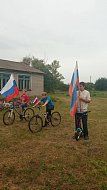 Школьники совершили круг почета в честь Дня государственного флага на велосипедах и самокатах