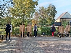 Юные художники вышли на природу, чтобы запечатлеть осень