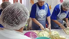 «Серебряные» волонтеры из Самойловки заквасили капусту для бойцов