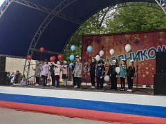 "Победный май": на Красной площади Самойловки прошел праздничный концерт