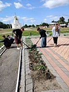 В Благовещенке волонтеры убрали территорию памятника землякам-героям