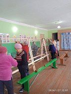 В Красавке общественники плетут маскировочные сети для отправки в зону СВО