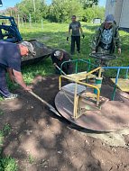 В с. Красавке отремонтировали детскую карусель 