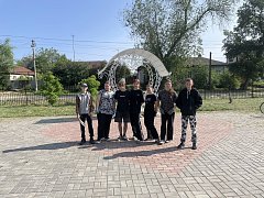Подростки помогают в благоустройстве поселка