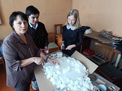 Учащиеся Полтавской школы изготовили окопные свечи 