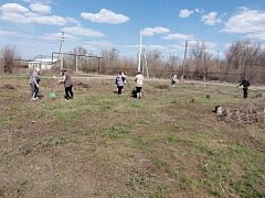 Жители Николаевки провели субботник в центре села