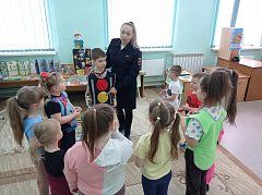 Сотрудники Госавтоинспекции провели в Самойловском районе увлекательное занятие для малышей