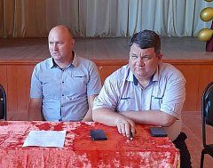 Глава Самойловского муниципального района Михаил Анатольевич Мельников встретился с жителями сел Красавки и Полоцкого.