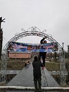 Активисты п. Краснознаменского украсили парк в преддверии Нового года