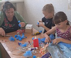 Полоцкие школьники изготовили открытки ко Дню пожилых людей