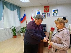 Глава района Михаил Мельников вручил памятные знаки «Семье погибшего защитника Отечества»